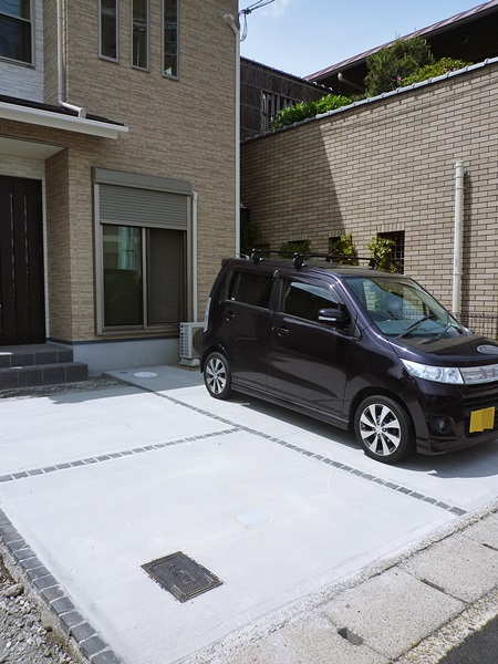 向かって右半分だけ駐車場確保のため、先に土間打ちをおこないました↓ | 京都と滋賀の外構ならラボット 向かって右半分だけ駐車場確保のため、先に土間打ちをおこないました↓ | 京都と滋賀の外構ならラボット
