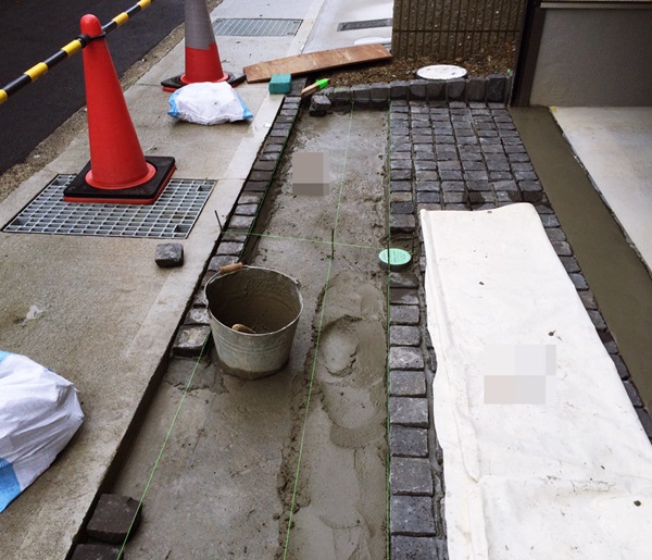 京都 LABOT - lab-t.com - ピンコロ石をガレージ前の床に敷き並べる -