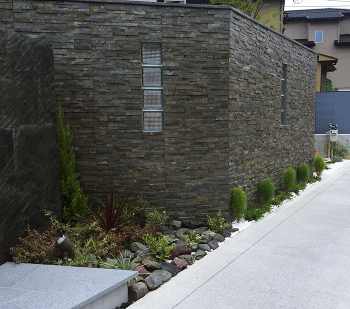 LABOT::ガラスブロックと石壁の外構