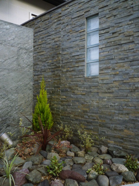 LABOT::ガラスブロックと石壁の外構