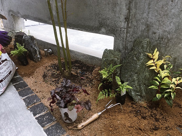 京都 LABOT - lab-t.com - 景石を使った下草の植え込み -