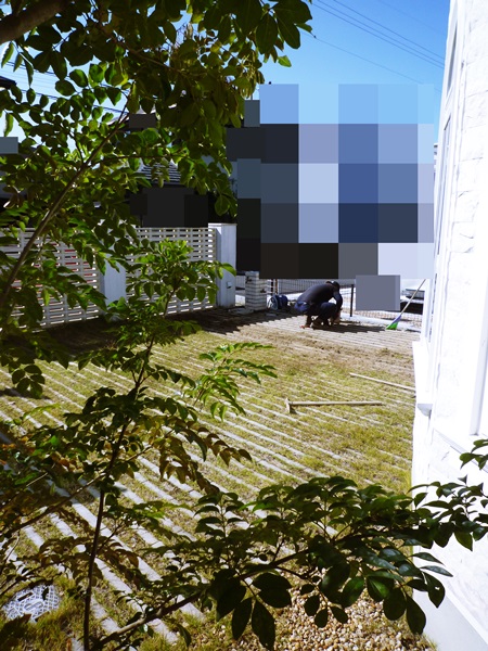 当初芝生を敷いていたガレージを、今回華やかな色の土間に改修することになりました。 | 京都と滋賀の外構ならラボット 当初芝生を敷いていたガレージを、今回華やかな色の土間に改修することになりました。 | 京都と滋賀の外構ならラボット