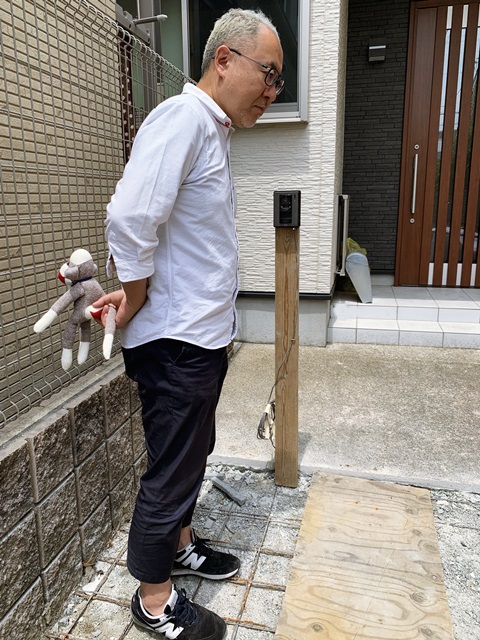 四方さん、マジメにしっかり現場の状況を確認。 | 京都と滋賀の外構ならラボット 四方さん、マジメにしっかり現場の状況を確認。 | 京都と滋賀の外構ならラボット