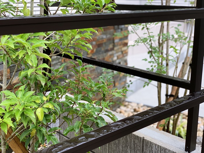 LABOT::階段の角度でリズム感を出したオープン外構