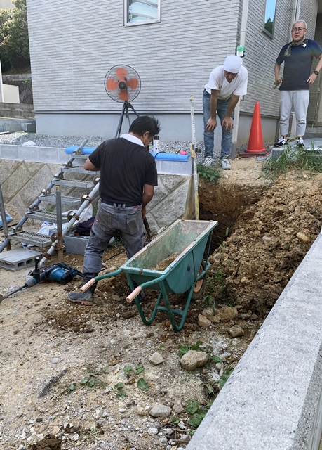 先日、土を掘って掘って掘りまくった場所。 | 京都と滋賀の外構ならラボット
