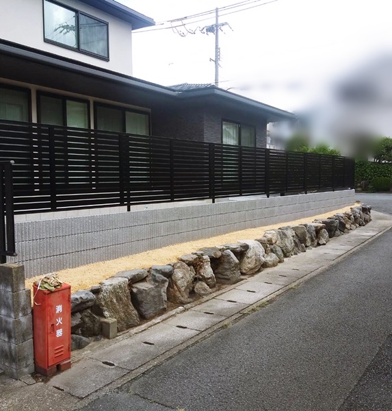 LABOT::外壁と同じタイルで作った外構