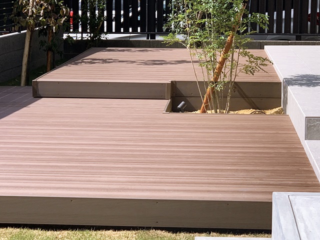 LABOT::外壁と同じタイルで作った外構