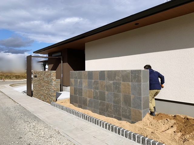 「LABOT」は京都，滋賀のエクステリア、ガーデニングを中心に外構・お庭工事のデザイン、設計、施工管理を一貫して行うエクステリア専門店です。 | 土を入れて造園工事の準備