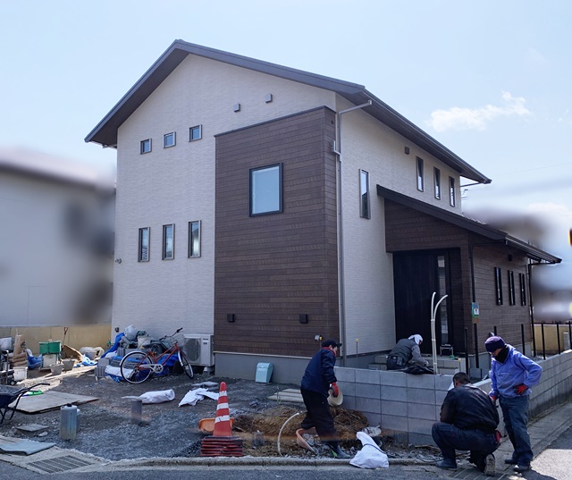 「LABOT」は京都，滋賀のエクステリア、ガーデニングを中心に外構・お庭工事のデザイン、設計、施工管理を一貫して行うエクステリア専門店です。 | Y様邸の新築外構工事、進んでます