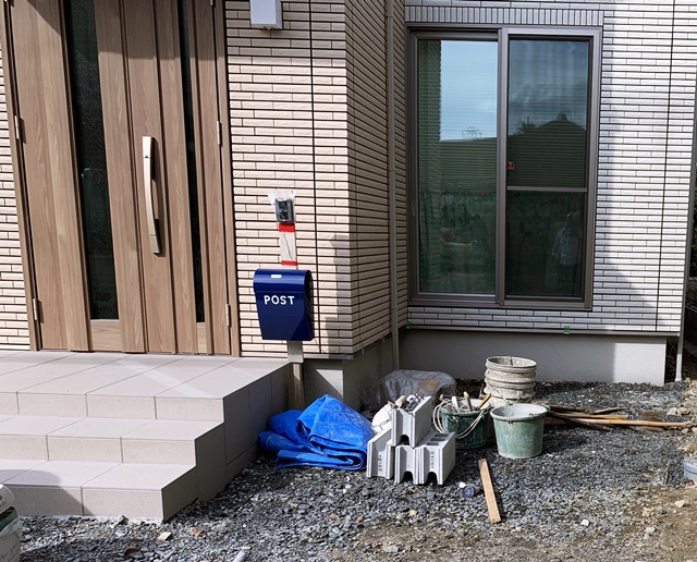 外構工事中に貸し出しをしている仮設ポスト。 | 京都と滋賀の外構ならラボット