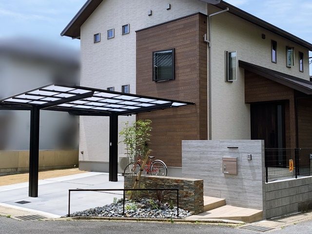 「LABOT」は京都，滋賀のエクステリア、ガーデニングを中心に外構・お庭工事のデザイン、設計、施工管理を一貫して行うエクステリア専門店です。 | 木目の外壁に似合う角地のオープン外構
