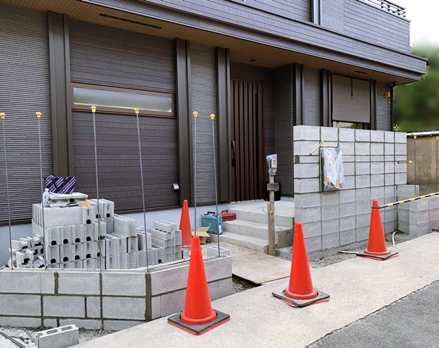 「LABOT」は京都，滋賀のエクステリア、ガーデニングを中心に外構・お庭工事のデザイン、設計、施工管理を一貫して行うエクステリア専門店です。 | 宅配ボックスのある門柱＠山科区T様邸