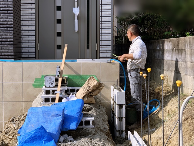 「LABOT」は京都，滋賀のエクステリア、ガーデニングを中心に外構・お庭工事のデザイン、設計、施工管理を一貫して行うエクステリア専門店です。 | 階段の下地を作ろう