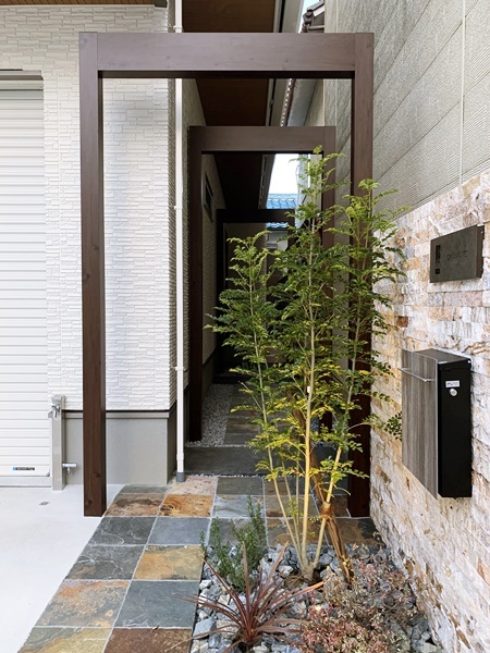「LABOT」は京都，滋賀のエクステリア、ガーデニングを中心に外構・お庭工事のデザイン、設計、施工管理を一貫して行うエクステリア専門店です。 | トラバーチンの門柱と三連アーチのアプローチ