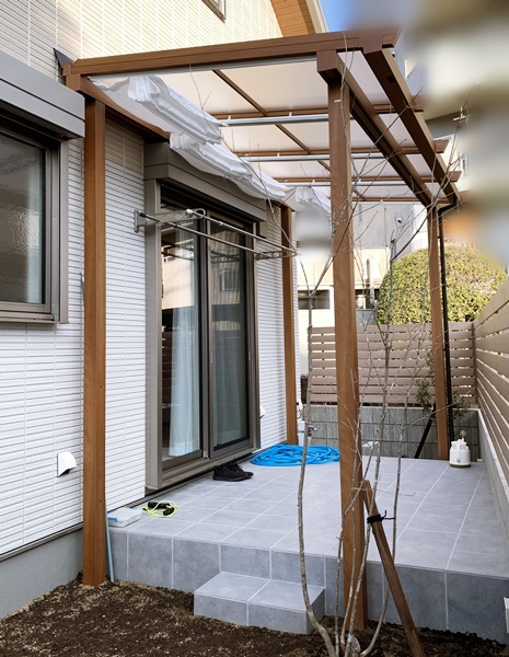 「LABOT」は京都，滋賀のエクステリア、ガーデニングを中心に外構・お庭工事のデザイン、設計、施工管理を一貫して行うエクステリア専門店です。 | ステンカラーのオスポールがついた大津市S様邸