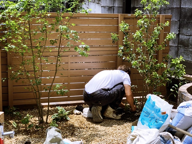 「LABOT」は京都，滋賀のエクステリア、ガーデニングを中心に外構・お庭工事のデザイン、設計、施工管理を一貫して行うエクステリア専門店です。 | 植栽工事の様子＠北区M様邸