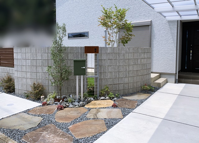 「LABOT」は京都，滋賀のエクステリア、ガーデニングを中心に外構・お庭工事のデザイン、設計、施工管理を一貫して行うエクステリア専門店です。 | 大きな乱形石を使った角地のオープン外構