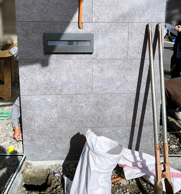 「LABOT」は京都，滋賀のエクステリア、ガーデニングを中心に外構・お庭工事のデザイン、設計、施工管理を一貫して行うエクステリア専門店です。 | タイル貼りの門柱＠山科区Y様邸