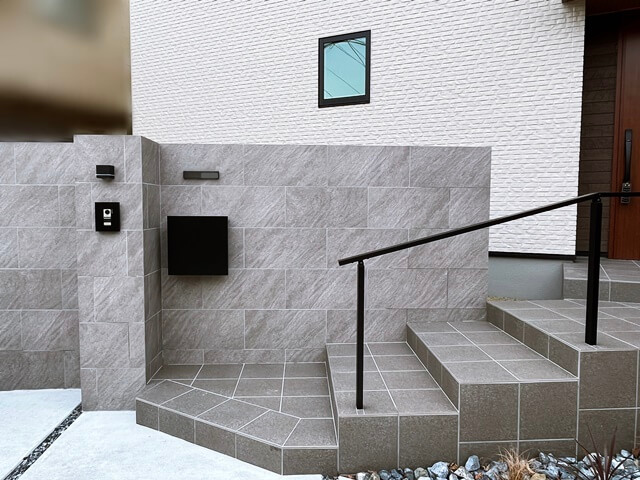 LABOT::大きなタイル貼りの壁と斜めに配置した階段のオープン外構