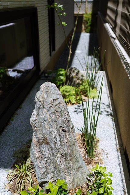 京都 LABOT - lab-t.com - 地窓から見える坪庭 -