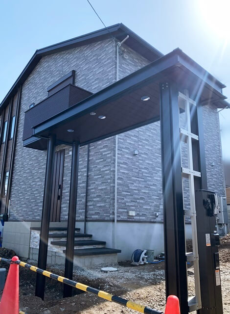 京都 LABOT - lab-t.com - 照明付きの屋根、施工中 -