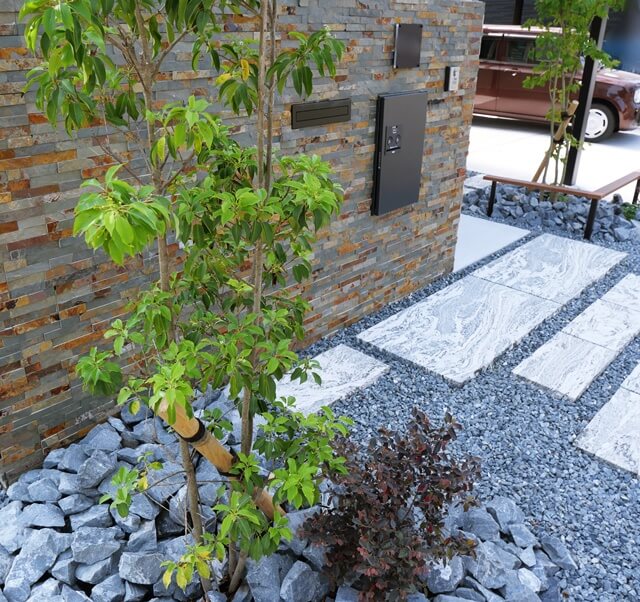 「LABOT」は京都，滋賀のエクステリア、ガーデニングを中心に外構・お庭工事のデザイン、設計、施工管理を一貫して行うエクステリア専門店です。 | 玄関前の目隠しに天然石を使った門柱を