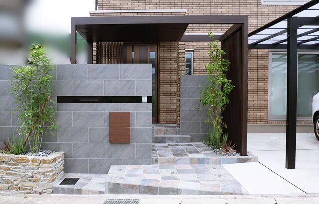 「LABOT」は京都，滋賀のエクステリア、ガーデニングを中心に外構・お庭工事のデザイン、設計、施工管理を一貫して行うエクステリア専門店です。 | 門屋根のある家