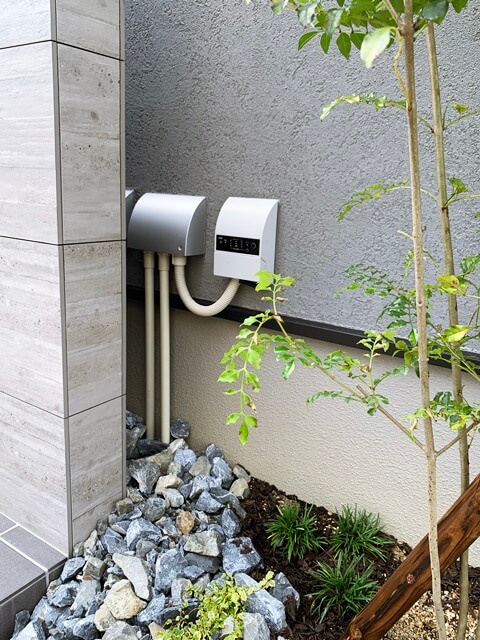 「LABOT」は京都，滋賀のエクステリア、ガーデニングを中心に外構・お庭工事のデザイン、設計、施工管理を一貫して行うエクステリア専門店です。 | RC杉板風タイルと切り文字の数字サインと