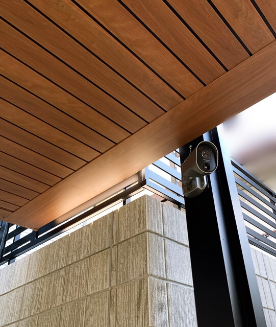 「LABOT」は京都，滋賀のエクステリア、ガーデニングを中心に外構・お庭工事のデザイン、設計、施工管理を一貫して行うエクステリア専門店です。 | 木目調天井材：Uスタイルアゼストを使ったクローズ外構