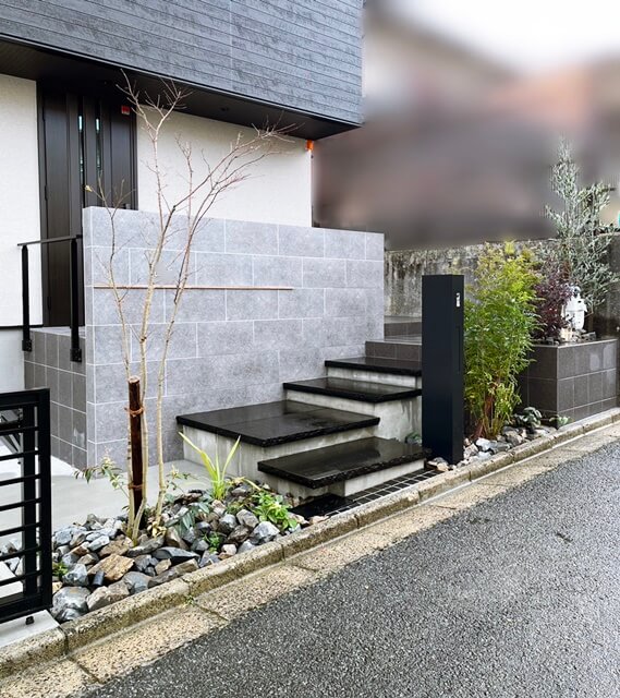 「LABOT」は京都，滋賀のエクステリア、ガーデニングを中心に外構・お庭工事のデザイン、設計、施工管理を一貫して行うエクステリア専門店です。 | フロー（浮遊）階段があるオシャレなセミクローズスタイル