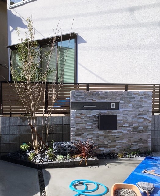 京都 LABOT - lab-t.com - 独立型宅配BOXの設置と植栽工事＠宇治市S様邸 -