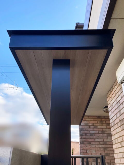 全体的に低さを感じていた門柱を高くして照明入りの門屋根をつけた門回りにしました。 | 京都と滋賀の外構ならラボット 全体的に低さを感じていた門柱を高くして照明入りの門屋根をつけた門回りにしました。 | 京都と滋賀の外構ならラボット