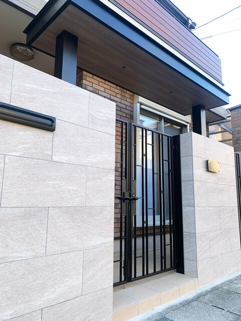 全体的に低さを感じていた門柱を高くして照明入りの門屋根をつけた門回りにしました。 | 京都と滋賀の外構ならラボット 全体的に低さを感じていた門柱を高くして照明入りの門屋根をつけた門回りにしました。 | 京都と滋賀の外構ならラボット