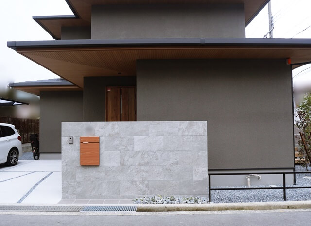「LABOT」は京都，滋賀のエクステリア、ガーデニングを中心に外構・お庭工事のデザイン、設計、施工管理を一貫して行うエクステリア専門店です。 | シンプルな門回りと大人可愛いオシャレなお庭がある角地のオープン外構【門回り編】