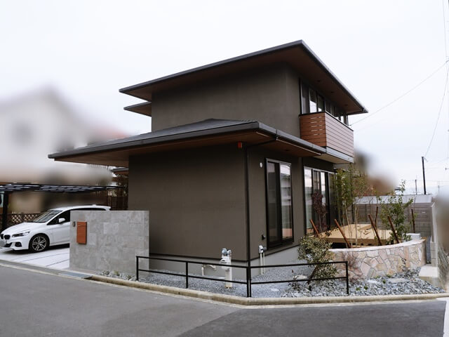 「LABOT」は京都，滋賀のエクステリア、ガーデニングを中心に外構・お庭工事のデザイン、設計、施工管理を一貫して行うエクステリア専門店です。 | シンプルな門回りと大人可愛いオシャレなお庭がある角地のオープン外構【お庭編】