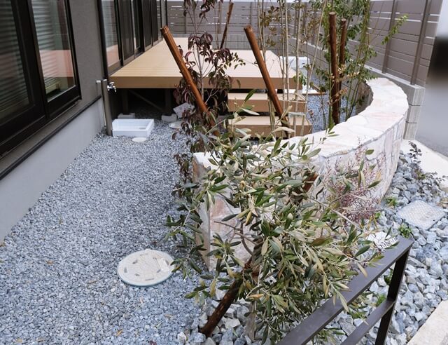「LABOT」は京都，滋賀のエクステリア、ガーデニングを中心に外構・お庭工事のデザイン、設計、施工管理を一貫して行うエクステリア専門店です。 | シンプルな門回りと大人可愛いオシャレなお庭がある角地のオープン外構【お庭編】