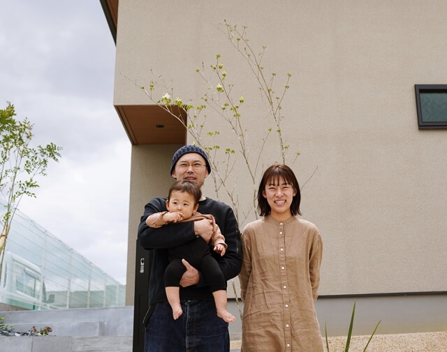 「LABOT」は京都，滋賀のエクステリア、ガーデニングを中心に外構・お庭工事のデザイン、設計、施工管理を一貫して行うエクステリア専門店です。 | シンプルな外構と相性がいい住友林業の家。