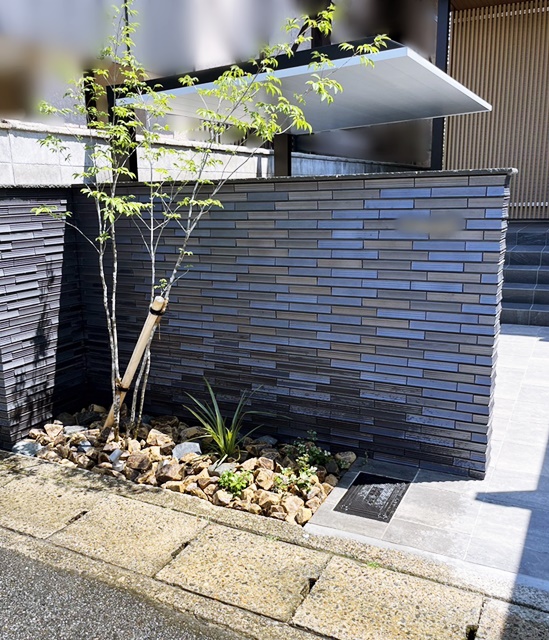 「LABOT」は京都，滋賀のエクステリア、ガーデニングを中心に外構・お庭工事のデザイン、設計、施工管理を一貫して行うエクステリア専門店です。 | 庭のタイルテラスにはコハウチワカエデ、門柱前にはアオダモを。