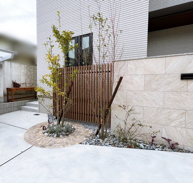「LABOT」は京都，滋賀のエクステリア、ガーデニングを中心に外構・お庭工事のデザイン、設計、施工管理を一貫して行うエクステリア専門店です。 | 西京区Y様邸、植栽が入って完成しましたー