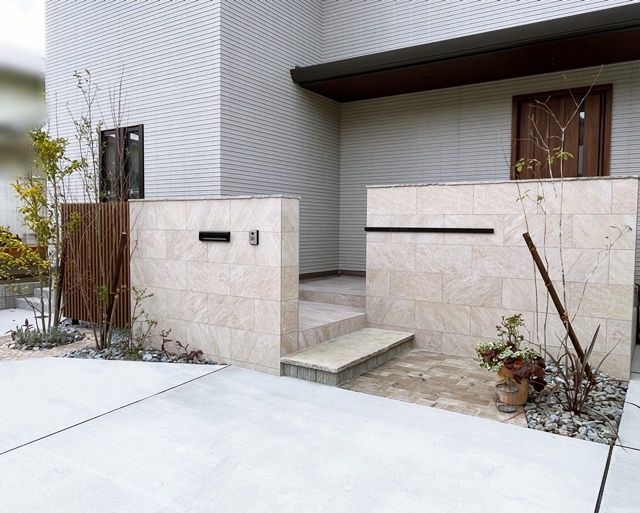 「LABOT」は京都，滋賀のエクステリア、ガーデニングを中心に外構・お庭工事のデザイン、設計、施工管理を一貫して行うエクステリア専門店です。 | 西京区Y様邸、植栽が入って完成しましたー