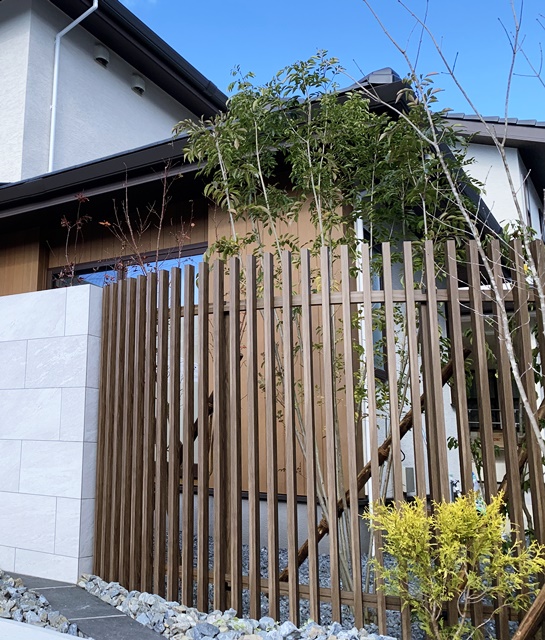「LABOT」は京都，滋賀のエクステリア、ガーデニングを中心に外構・お庭工事のデザイン、設計、施工管理を一貫して行うエクステリア専門店です。 | 曲線の格子フェンスがある三井ホームのクローズ外構