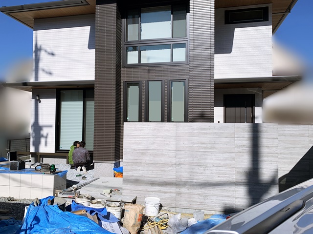 「LABOT」は京都，滋賀のエクステリア、ガーデニングを中心に外構・お庭工事のデザイン、設計、施工管理を一貫して行うエクステリア専門店です。 | セラウォールRC杉板タイルの門柱＠城陽市H様邸