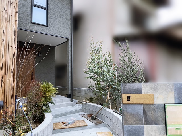 「LABOT」は京都，滋賀のエクステリア、ガーデニングを中心に外構・お庭工事のデザイン、設計、施工管理を一貫して行うエクステリア専門店です。 | 3日間の植栽工事が始まりましたー