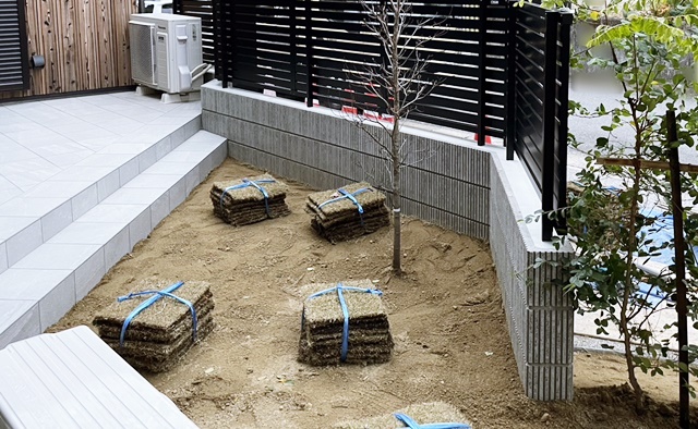「LABOT」は京都，滋賀のエクステリア、ガーデニングを中心に外構・お庭工事のデザイン、設計、施工管理を一貫して行うエクステリア専門店です。 | 3日間の植栽工事が始まりましたー