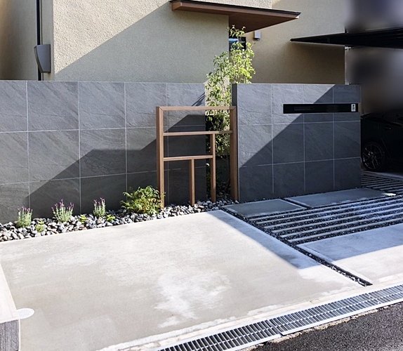 LABOT::【住友林業】木目調のアクセント飾りを使ったオープン外構