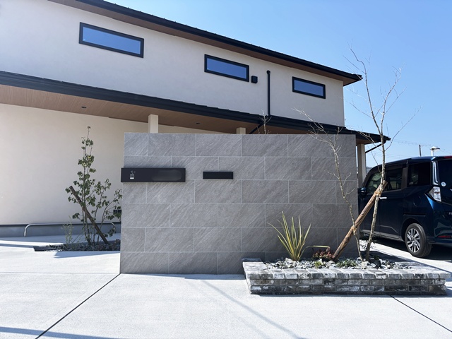 LABOT::【工務店】広さをいかしたゾーニングとシンプルモダンスタイルのオープン外構