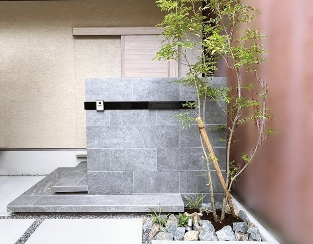 LABOT::【工務店】タイル貼りのフロー階段がある街中のオープン外構