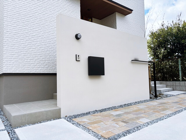LABOT::【住友林業】大きな吹付仕上げの門柱がある家 LABOT::【住友林業】大きな吹付仕上げの門柱がある家