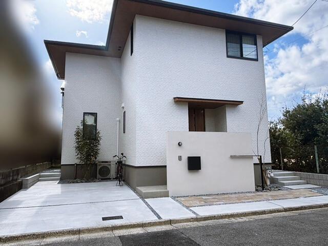 LABOT::【住友林業】大きな吹付仕上げの門柱がある家 LABOT::【住友林業】大きな吹付仕上げの門柱がある家