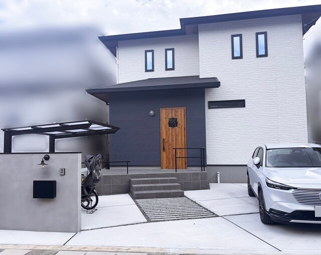 LABOT::【工務店】スモーキーな色の吹き付けで仕上げた門柱